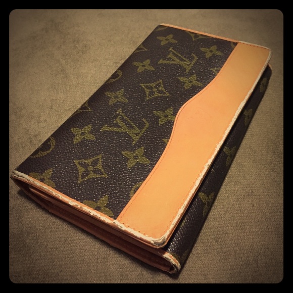 Louis Vuitton Clutches & Wallets - *Authentic* Tri-fold Louis Vuitton wallet