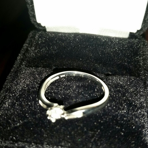 10 k white gold 6 diamond ring - Picture 2 of 4