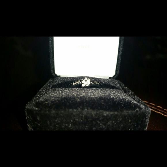 10 k white gold 6 diamond ring - Picture 3 of 4