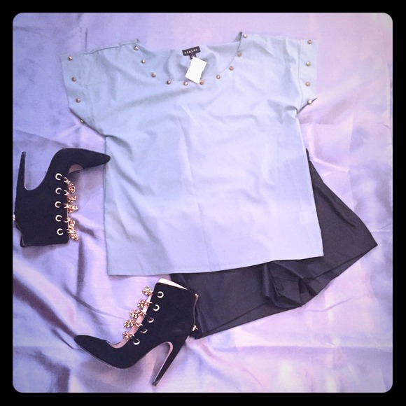 🎉🎉🎉sale🎉🎉🎉Cute top with gold studs - Picture 1 of 3