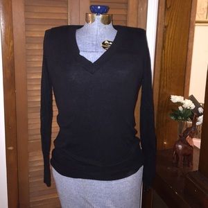 Kirra medium black v-neck sweater.