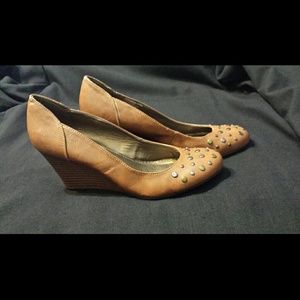 Womens Sonoma wedge heel tan shoes size 8.5