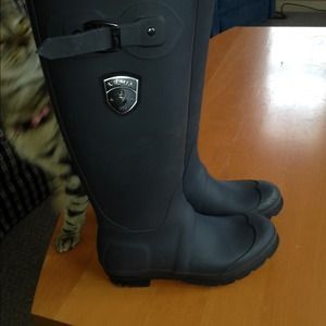 Size 8 barely worn kamik rain boots!