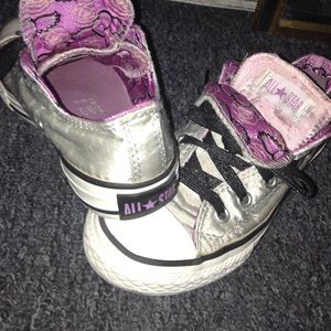 Little girls converse