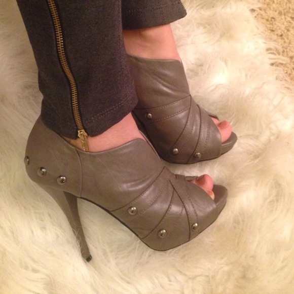 🚨SOLD🚨Grey open toe heels