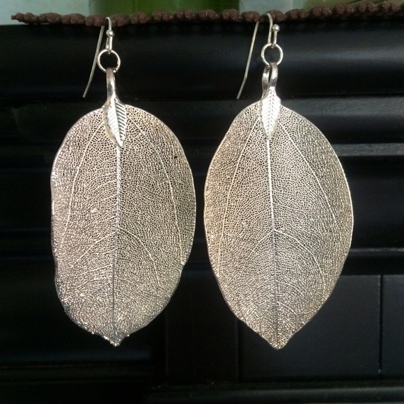 Jewelry - NEW Realistic Leaf Silver Tone Earrings