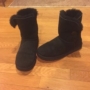 Black Bailey button short uggs