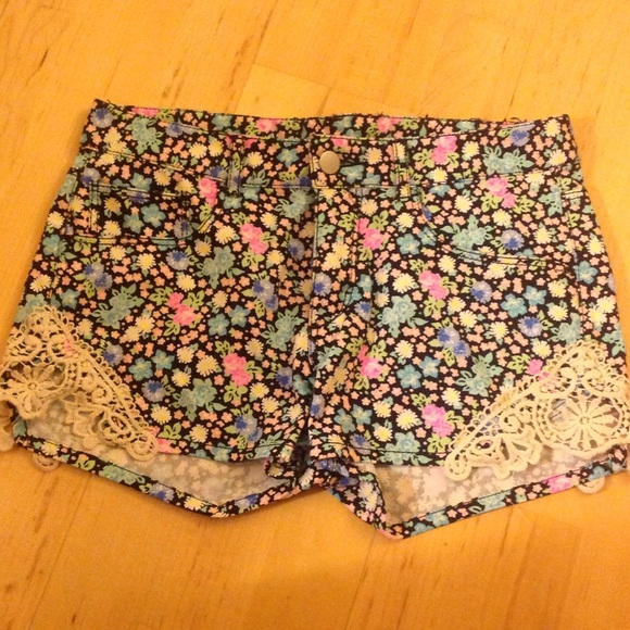 Stretchy denim shorts