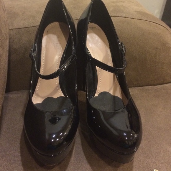 Vince camuto black hells authentic  no box