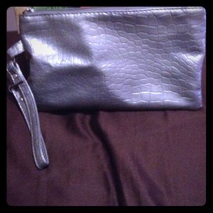🚫SOLD🚫 A cute silver make-up bag