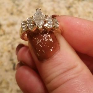 Beautiful 14 karat gold diamond ring