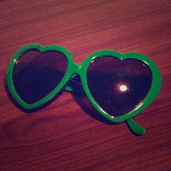 Accessories - Green heart sunglasses