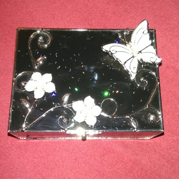 🚫SOLD IN BUNDLEC🚫cute butterfly glitter box - Picture 1 of 3