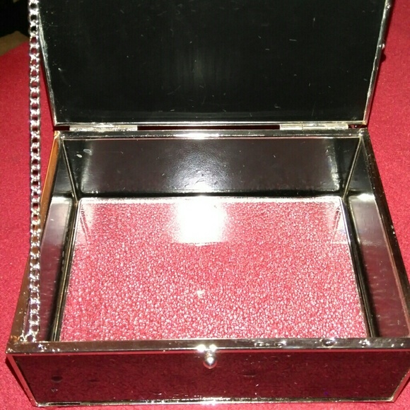 🚫SOLD IN BUNDLEC🚫cute butterfly glitter box - Picture 2 of 3