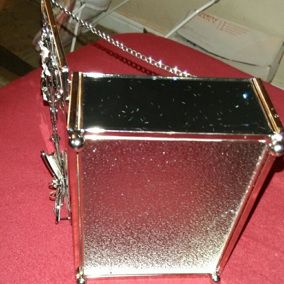 🚫SOLD IN BUNDLEC🚫cute butterfly glitter box - Picture 3 of 3