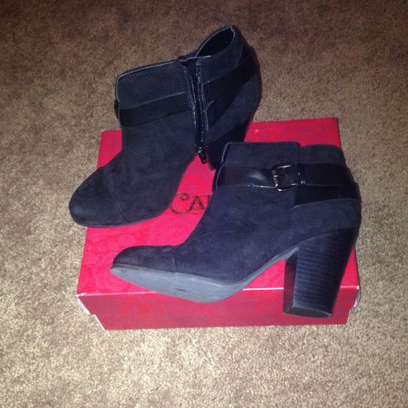 Black ankle heels by Carlos Santana