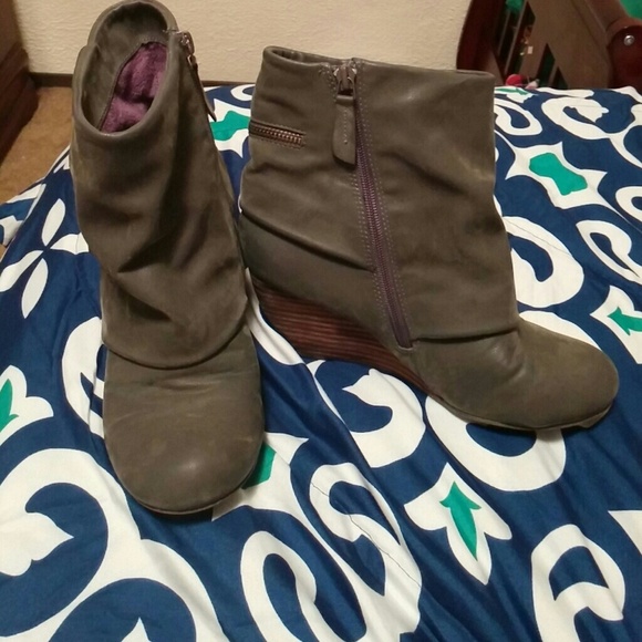 Blowfish booties grey with purple inside! Zipper