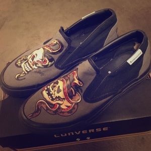 Charcoal skull sailor converse