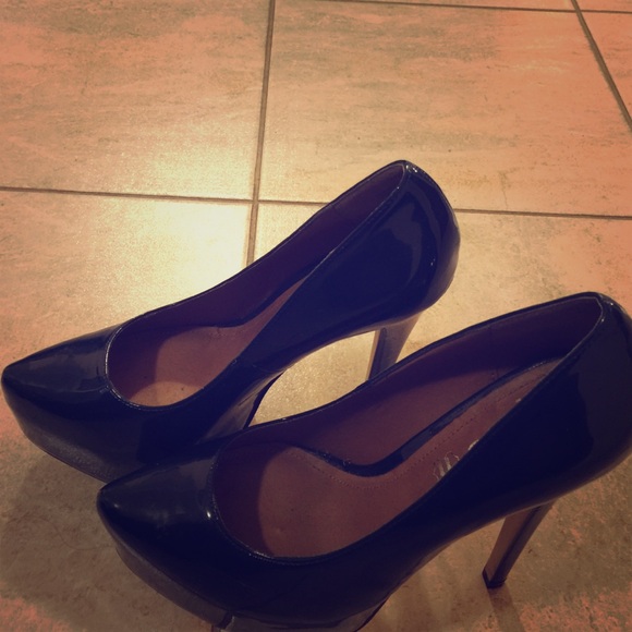 Navy blue pumps!!