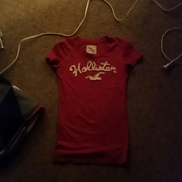 Red hollister tee