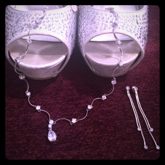 💎Lia Sophia Wedding Bells Necklace💎