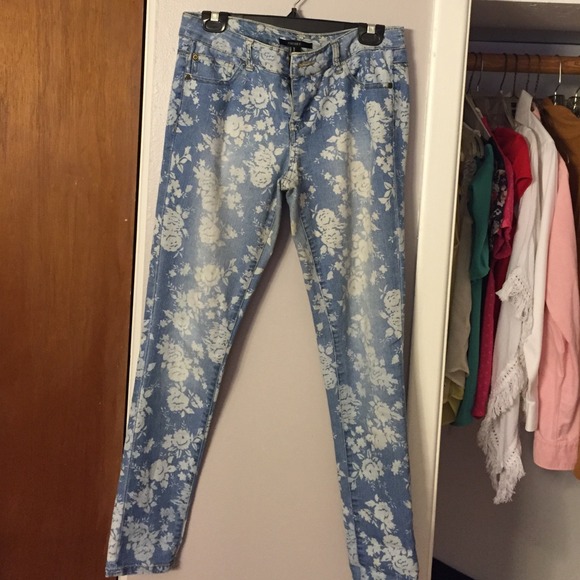 Forever 21 Floral print skinny jeans!
