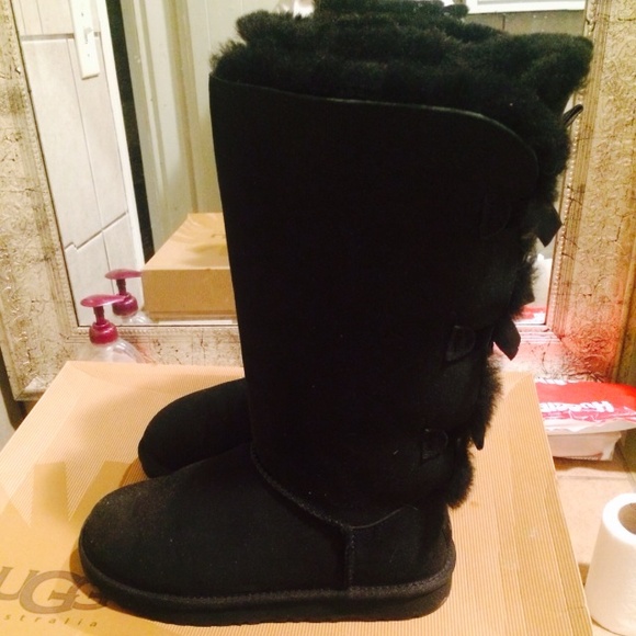 Triple bailey bow uggs size 7 - Picture 1 of 4