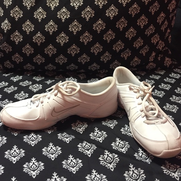 Tennis shoes