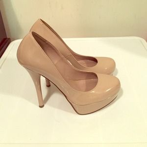 Nude pumps