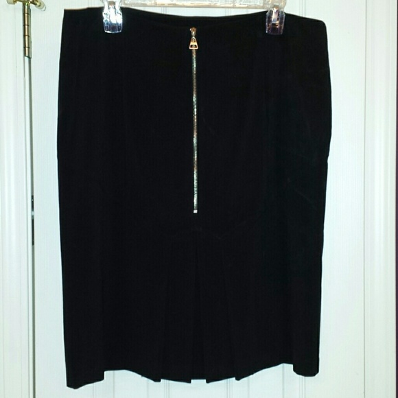 Black skirt - Picture 1 of 2