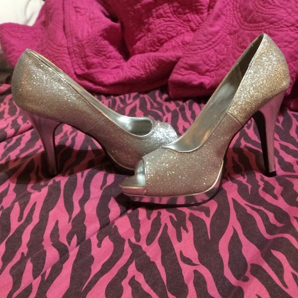 Shoes/heels - Picture 1 of 2
