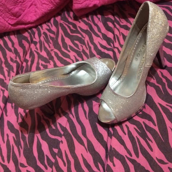 Shoes/heels - Picture 2 of 2