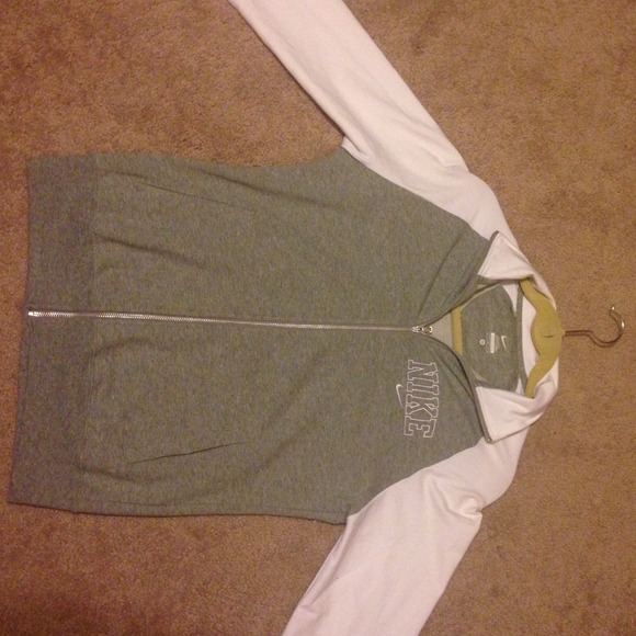 NIKE athlete zip up. So flattering! Worn once - Picture 4 of 4