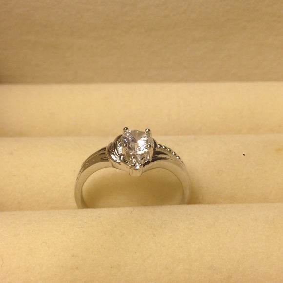 Gorgeous filled ring - Picture 2 of 4