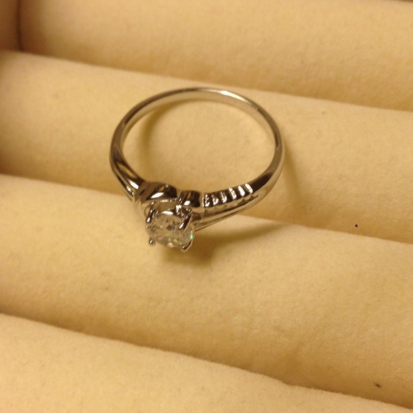 Gorgeous filled ring - Picture 3 of 4
