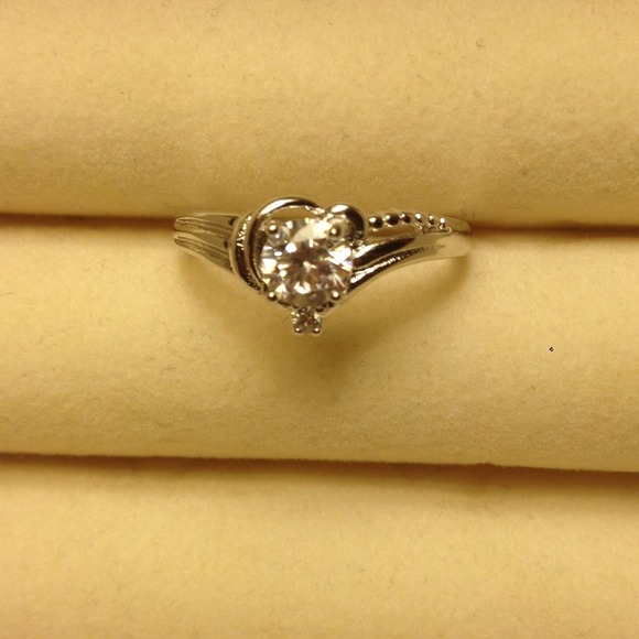 Gorgeous filled ring - Picture 4 of 4