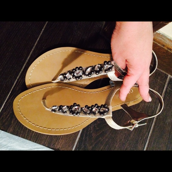 NWT Embellished Guess Sandals size 8