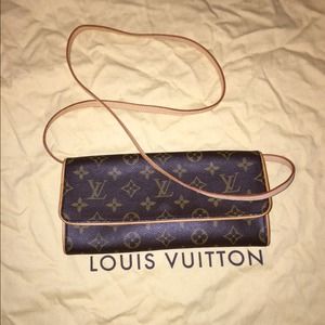 ⛔️ SOLD ⛔️ 💯 authentic LV clutch