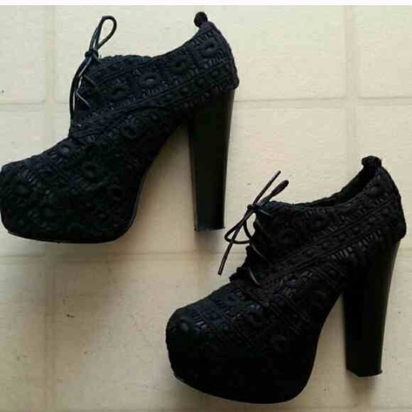 Crochet heels black