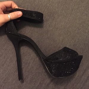 6" Steve Madden black pumps