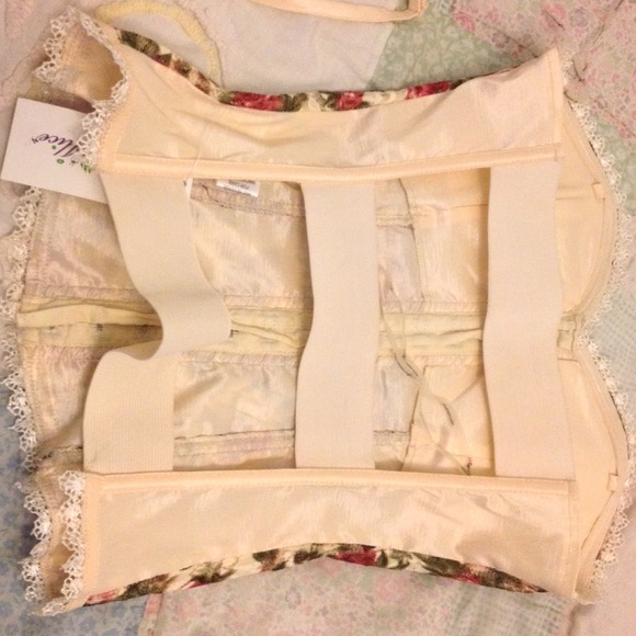 Corset - Picture 3 of 3