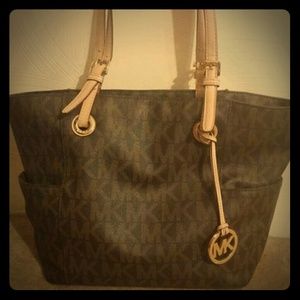 Authentic Michael Kors Purse (: