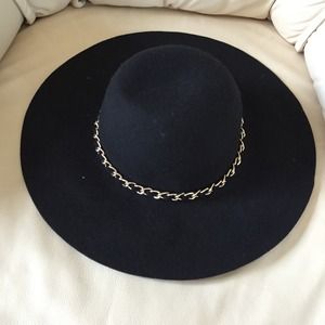 Floppy hat with chain detail