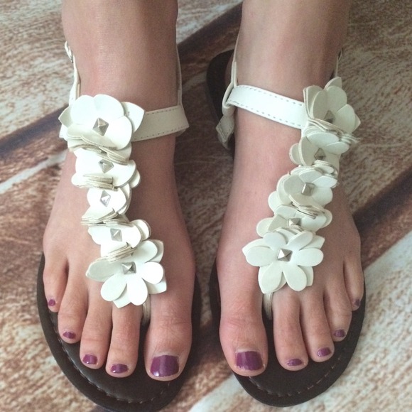 🔴🔴SOLD!! Steve Madden t-strap sandals - sz6🔴🔴