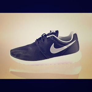 Black nike roshe runs