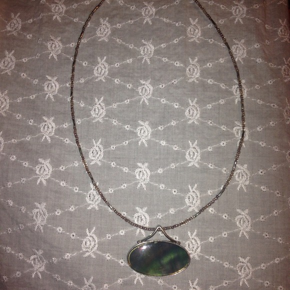 Silver necklace w/ pendant that has abalone look. - Picture 4 of 5