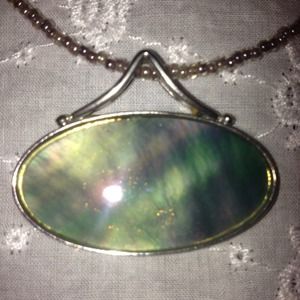Silver necklace w/ pendant that has abalone look.