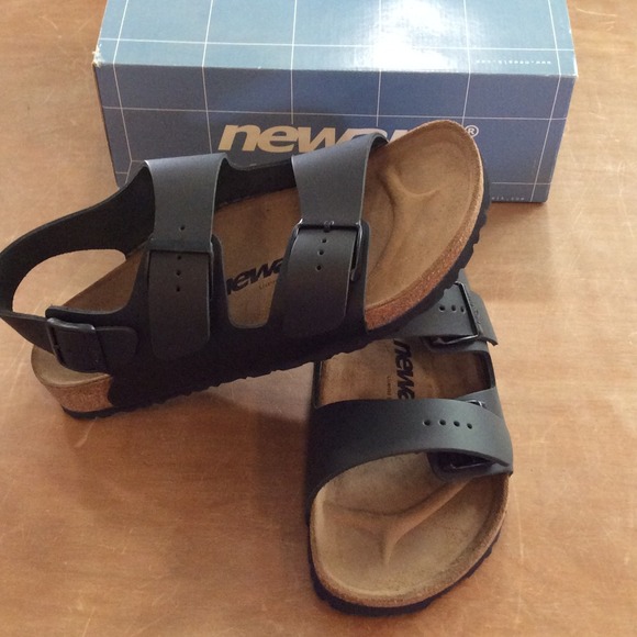 Newalk leather/neoprene black  shoe. Cork base.