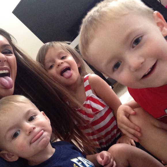 ๐MEET YOUR HOST OF WHITNEYS CLOSET๐ - Picture 2 of 4