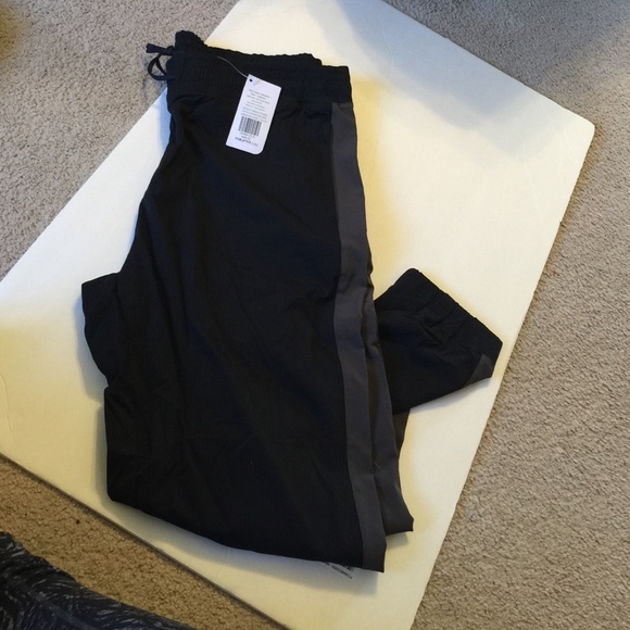 Fabletics draw string stretch pant with gray.